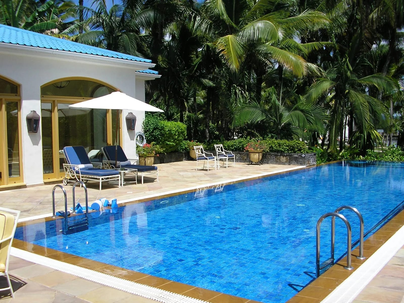 Villa avec piscine privée entourée de cocotiers au One&Only Le Saint Géran, à Belle Mare