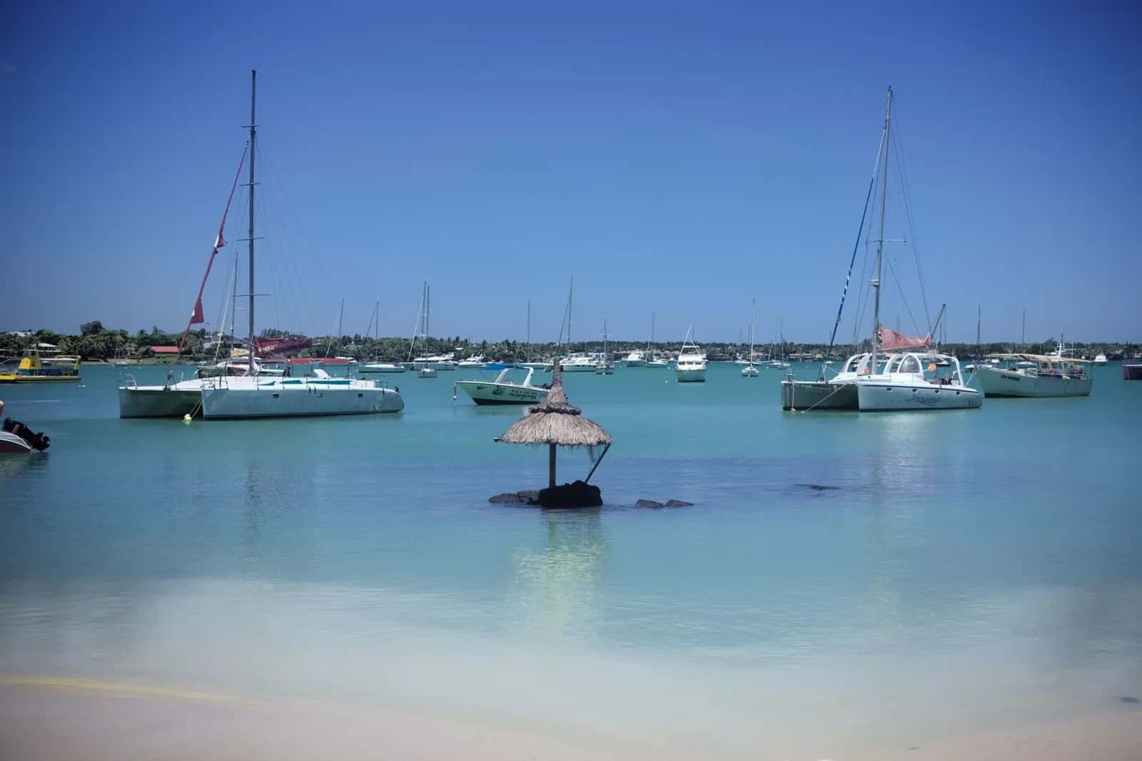 Baie de Grand Baie avec voiliers au mouillage, côte nord de l'île Maurice