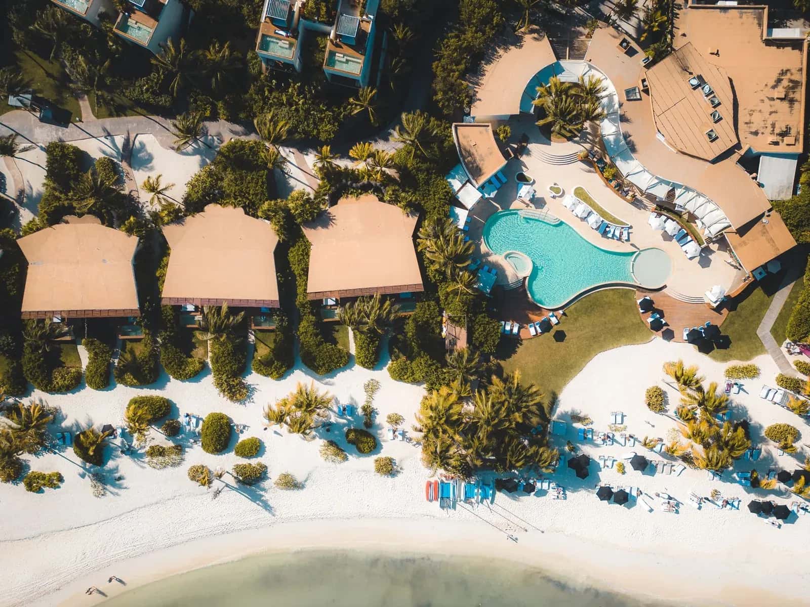 Résidence locative en bord de mer à l'île Maurice, vue aérienne sur la plage et les villas