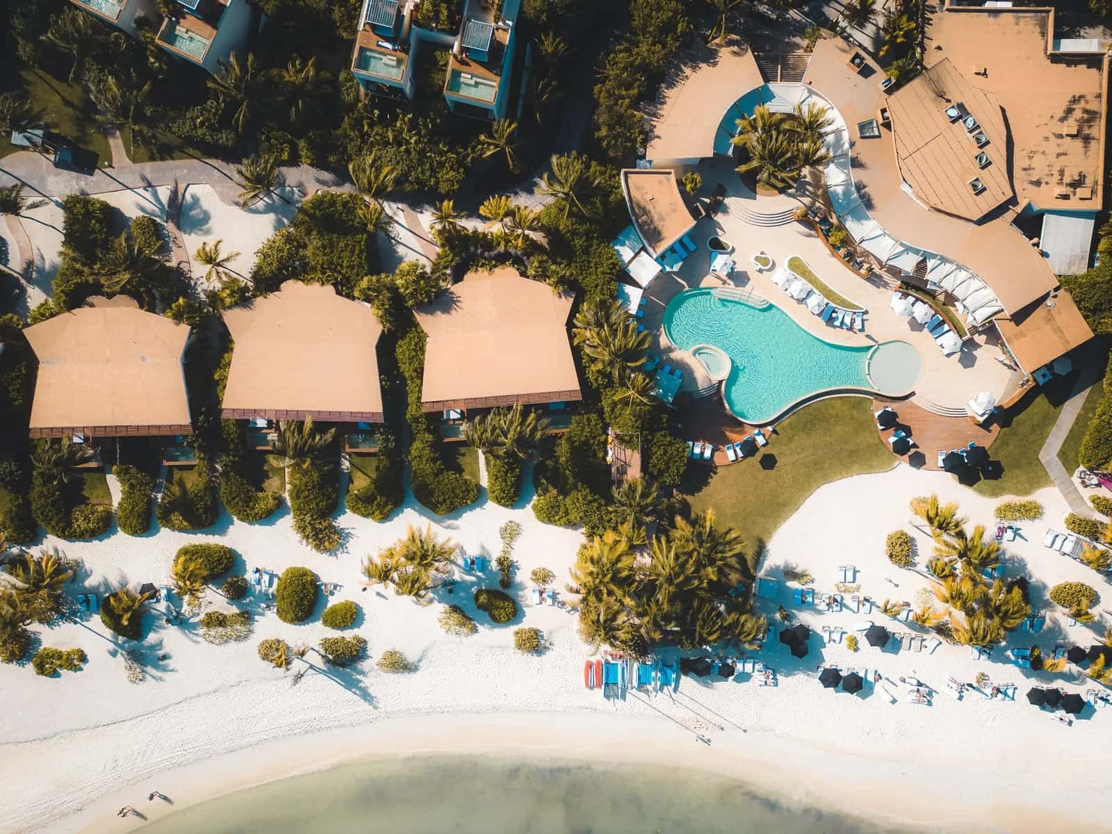 Résidence locative en bord de mer à l'île Maurice, vue aérienne sur la plage et les villas