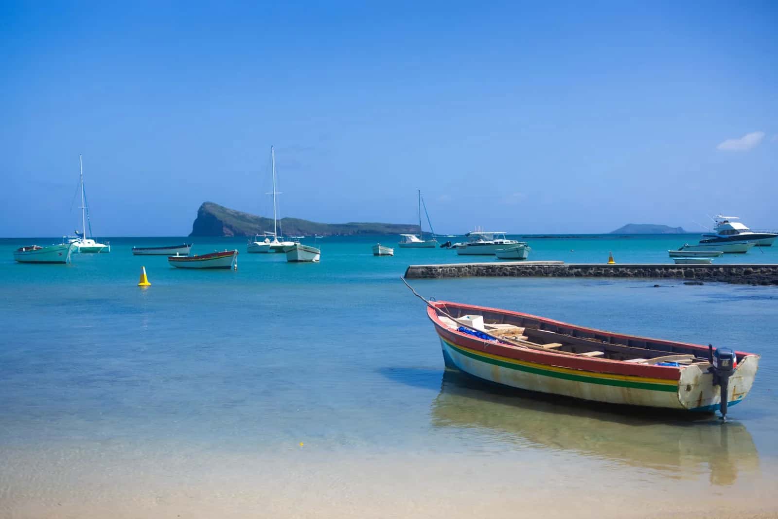 Barque colorée de pêcheur sur le lagon mauricien, un décor typique des villages côtiers comme Trou d'Eau Douce