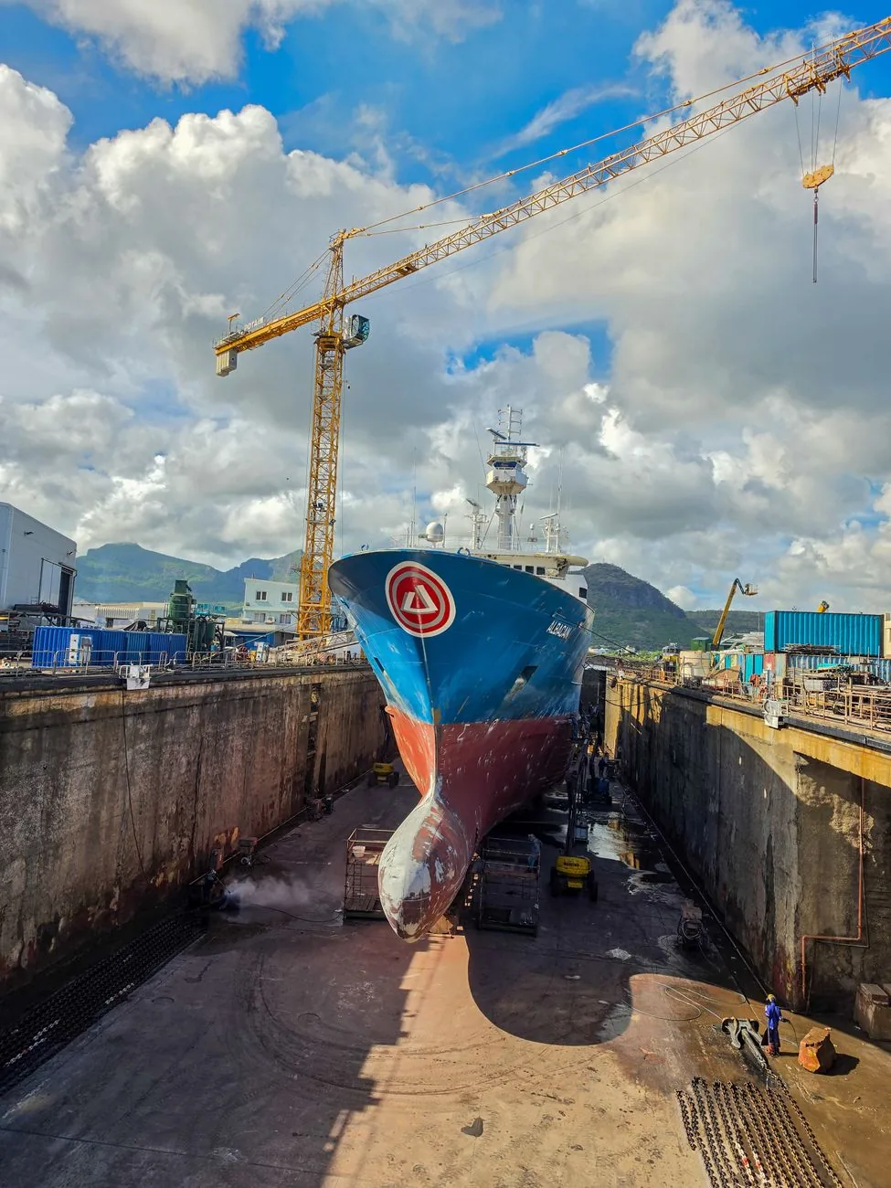 Cargo en cale sèche au chantier naval du port de Port-Louis, à l'île Maurice