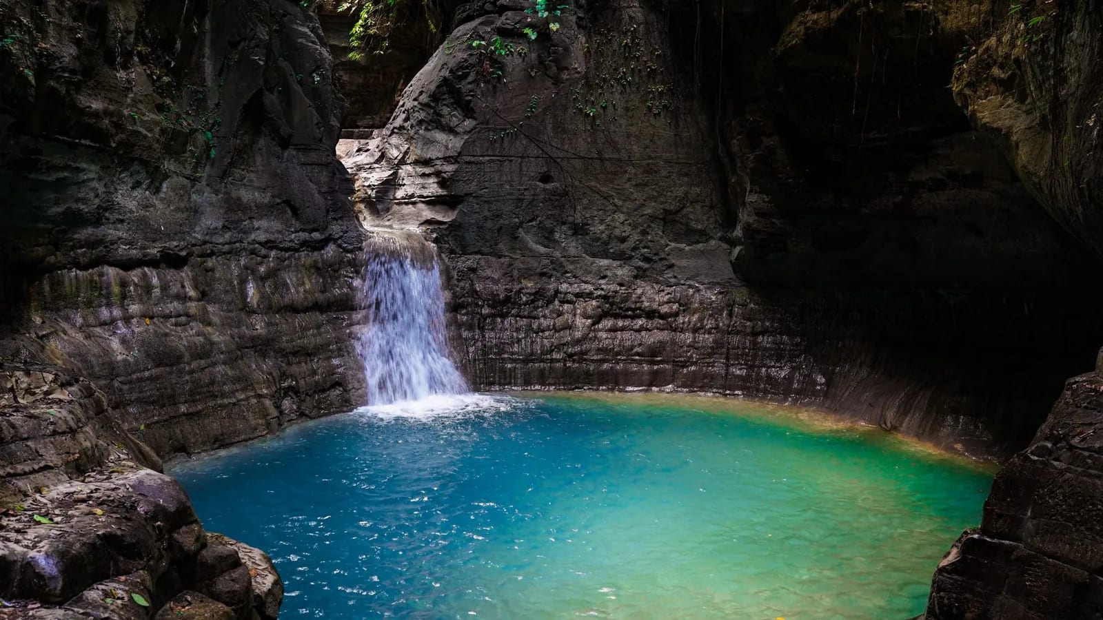 Cascade de Grande Rivière Sud-Est tombant sur un mur de basalte, côte est de l'île Maurice