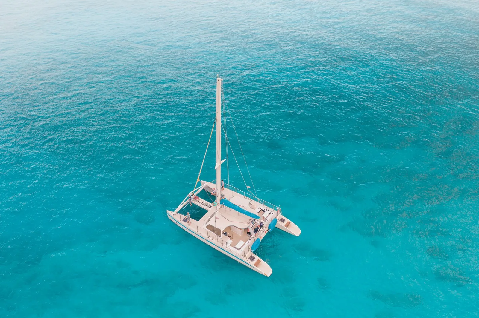Catamaran vu du ciel sur une mer turquoise, au large de la côte nord de l'île Maurice