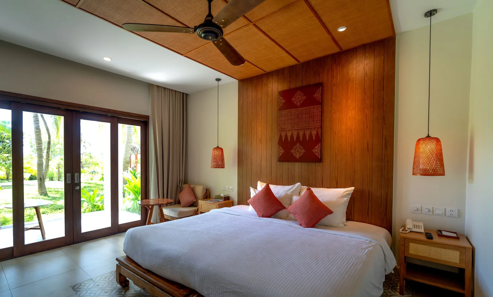 Chambre d'hôtel tropicale à l'île Maurice avec ses prises électriques murales de type G