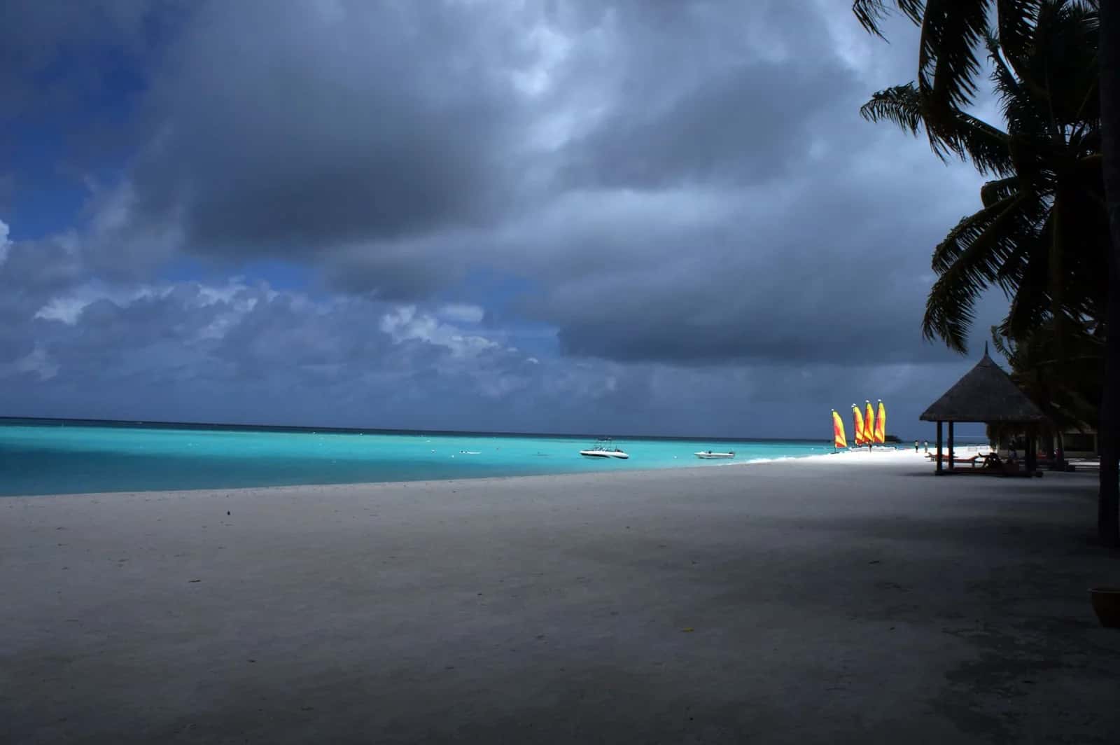 Ciel tropical chargé au-dessus du lagon pendant la saison des pluies à l'île Maurice