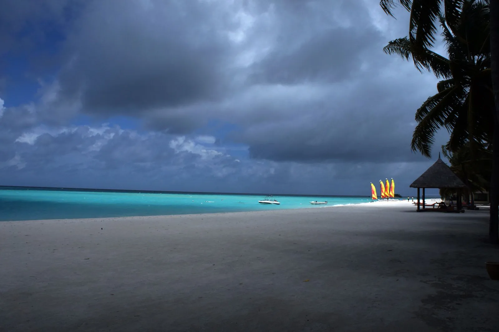 Ciel chargé et averse tropicale au-dessus du lagon pendant l'été austral à l'île Maurice