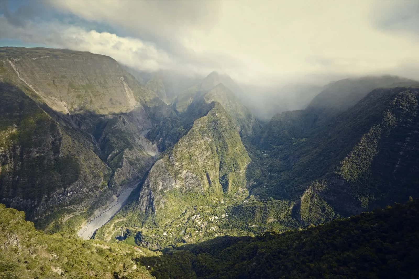 Cirque montagneux et village créole au fond de la vallée à La Réunion
