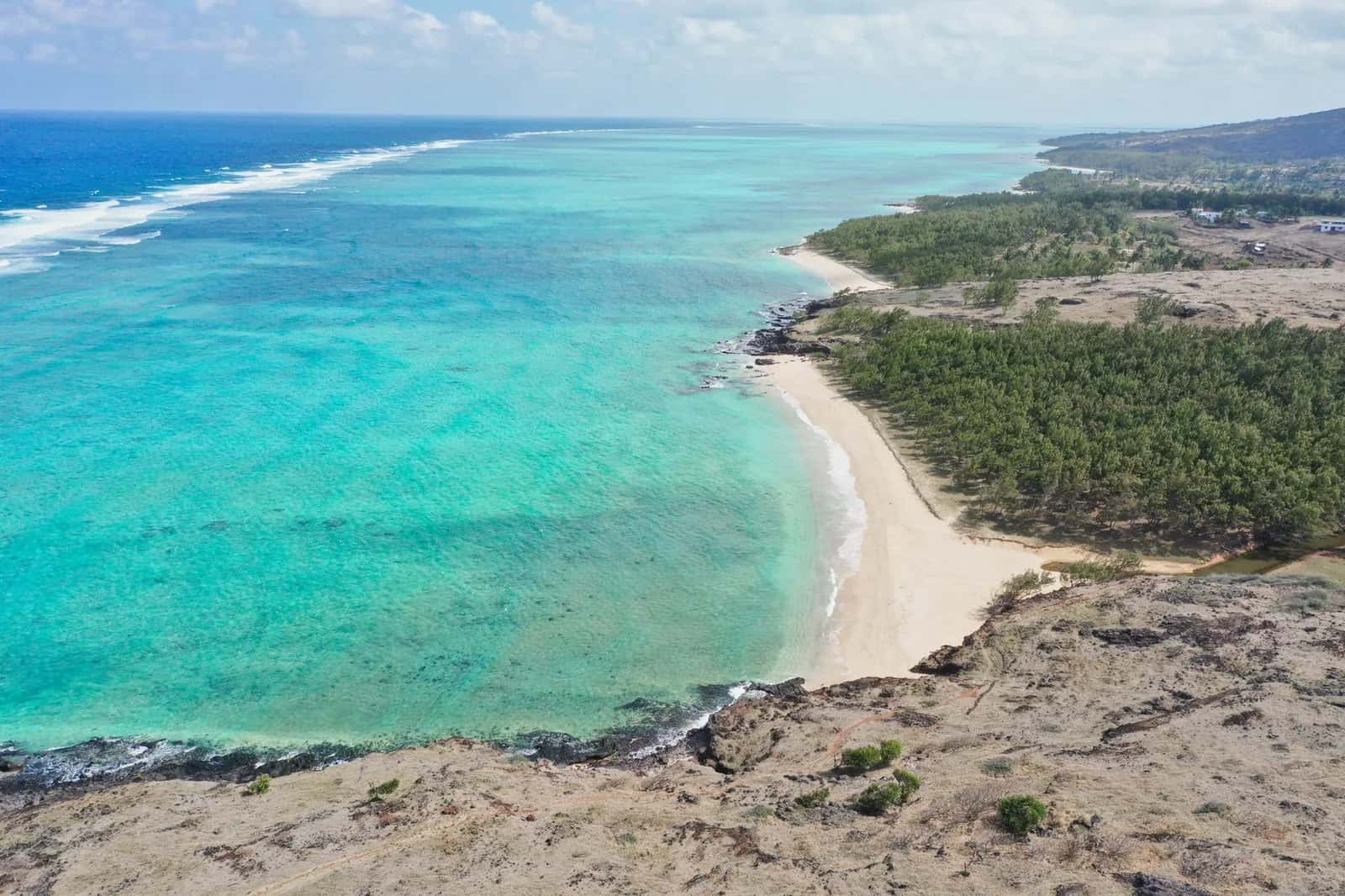 Vue aérienne de la côte de Gravier et de son lagon à Rodrigues, île desservie par l'aéroport de Plaine Corail