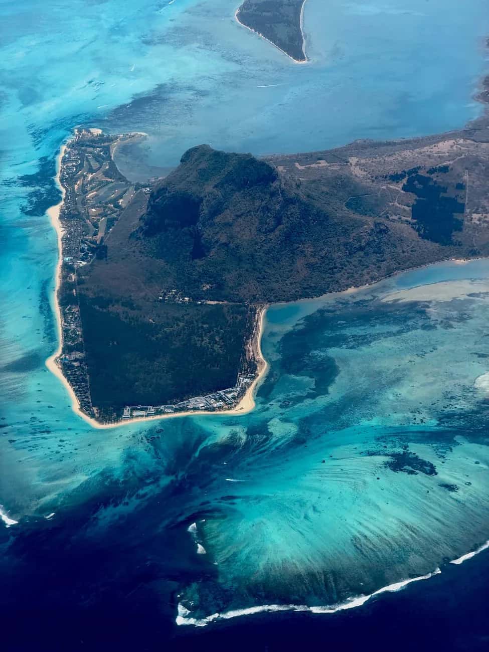 Vue aérienne de la presqu'île du Morne Brabant et du lagon de la côte sud-ouest de l'île Maurice