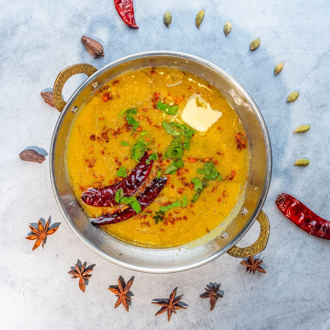 Pois cassés jaunes cuits au curcuma et aux épices, base de la farce du dholl puri mauricien
