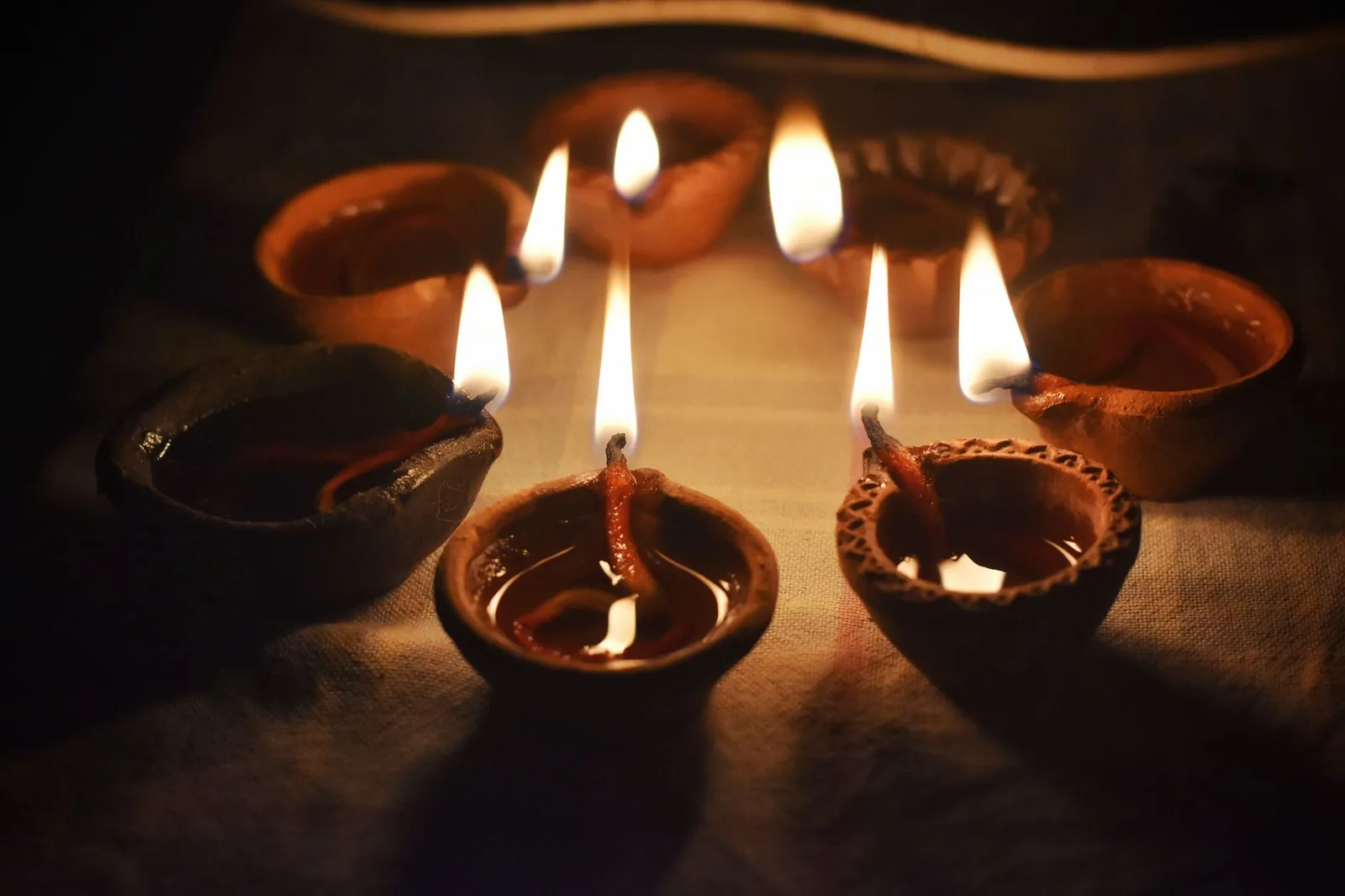 Diyas, petites lampes à huile en terre cuite, allumées dans la pénombre pour Divali
