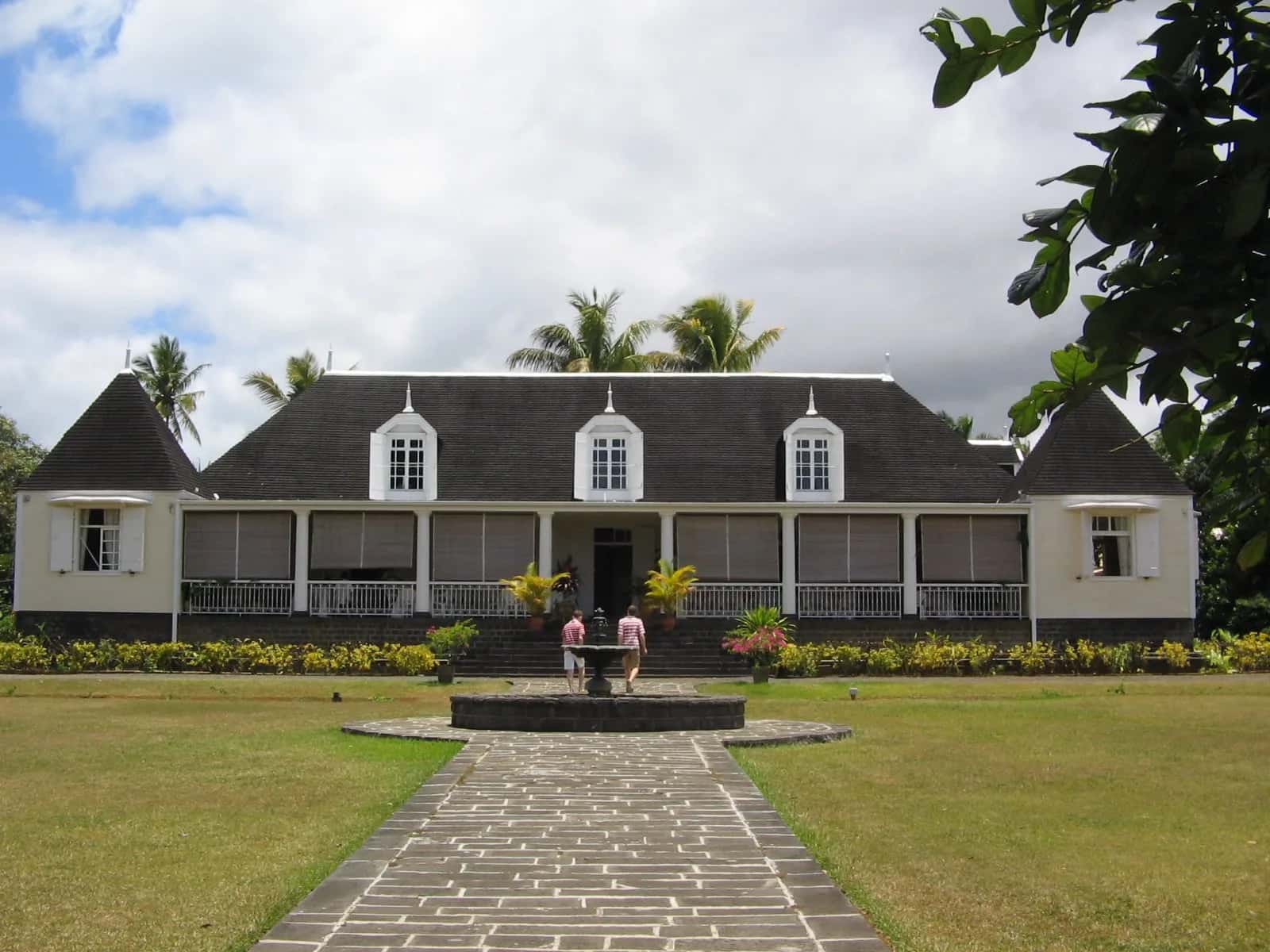 Maison coloniale du domaine de Saint-Aubin, avec sa varangue, ses lucarnes et son allée dallée, sud de l'île Maurice
