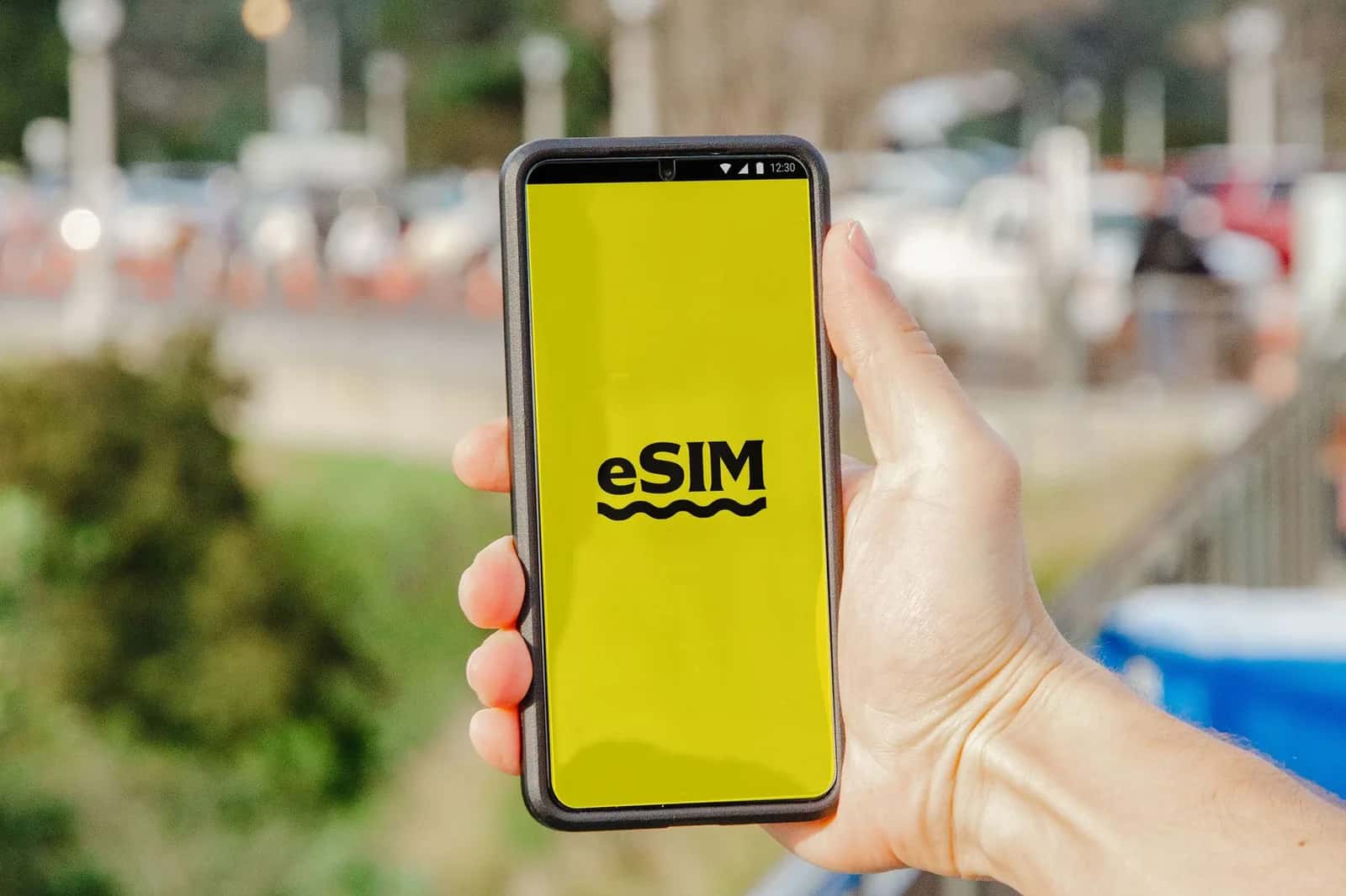 Smartphone affichant l'activation d'une eSIM avant un départ pour l'île Maurice