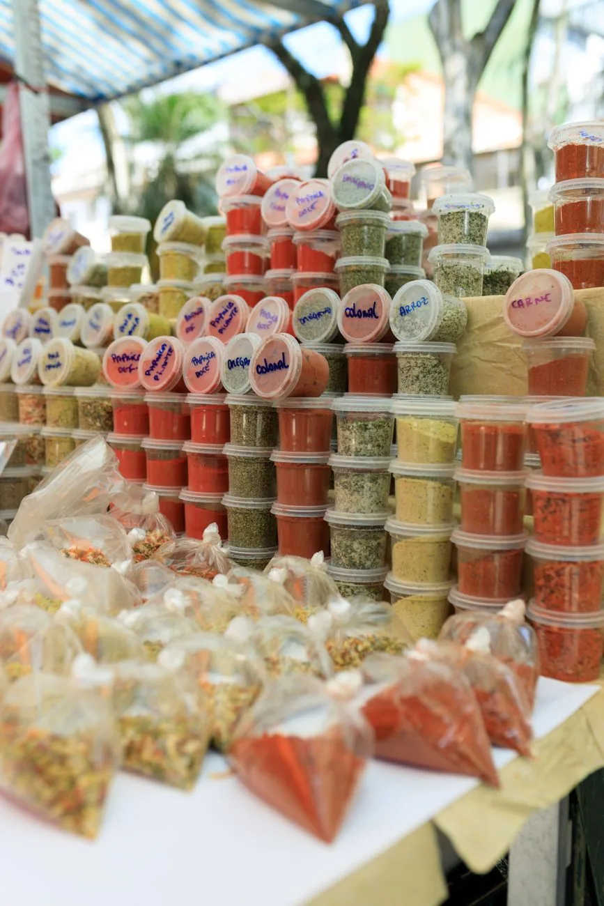 Étal d'épices et de mélanges vendus en sachets sur un marché tropical