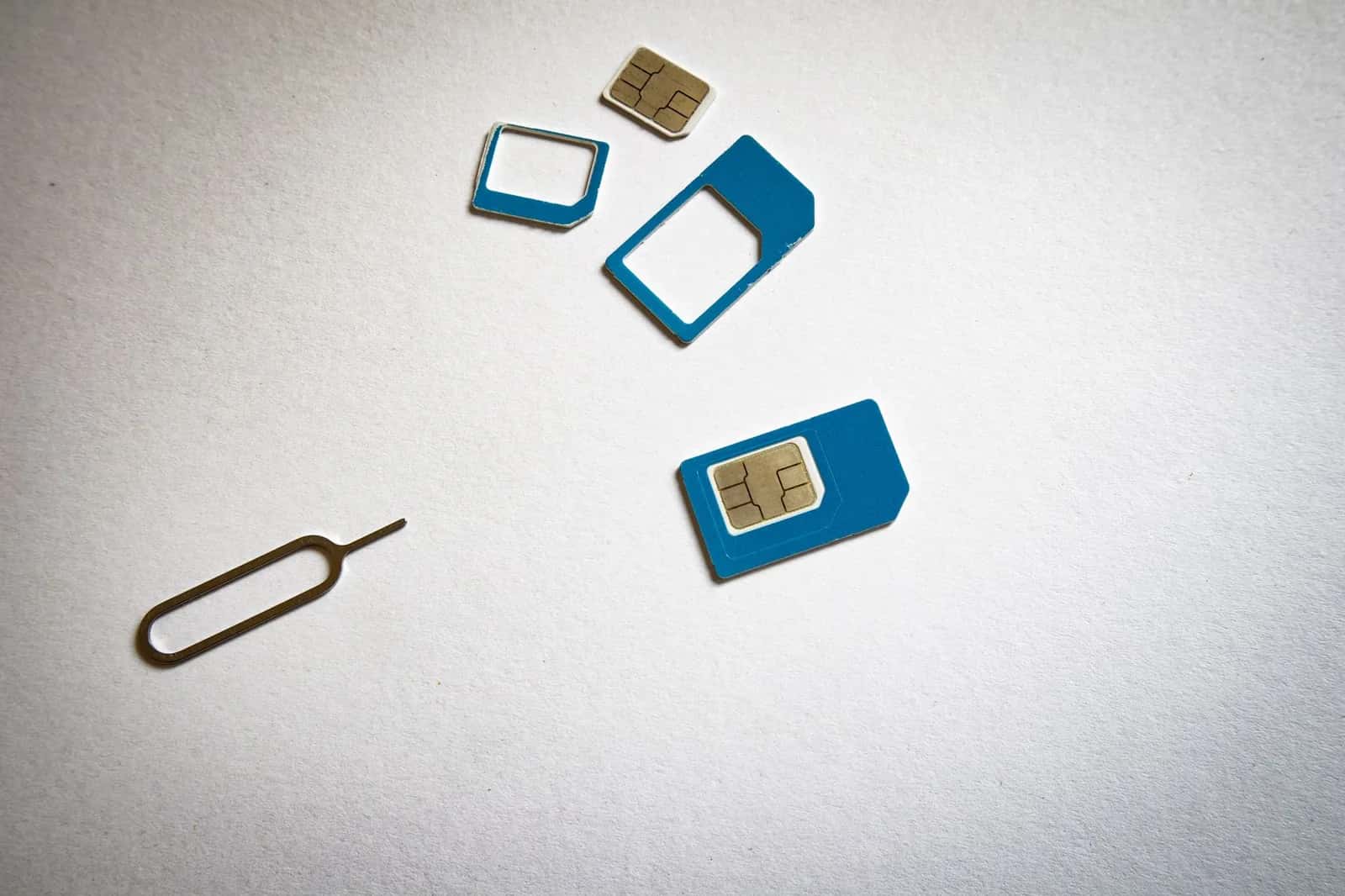 Formats de carte SIM nano et micro avec l'outil d'éjection, à prévoir avant d'acheter une SIM à l'île Maurice