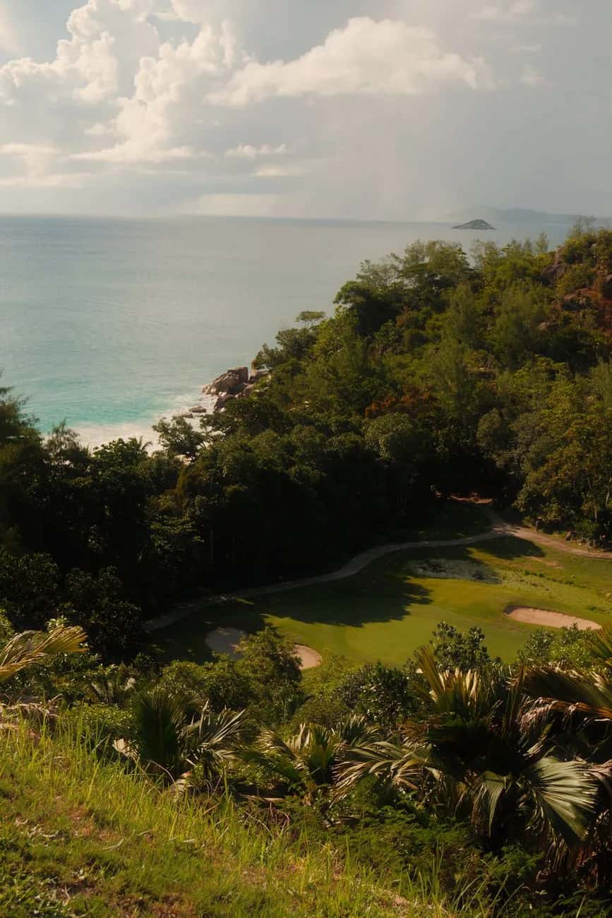 Parcours de golf entre collines boisées et plage, face à l'océan, à Bel Ombre