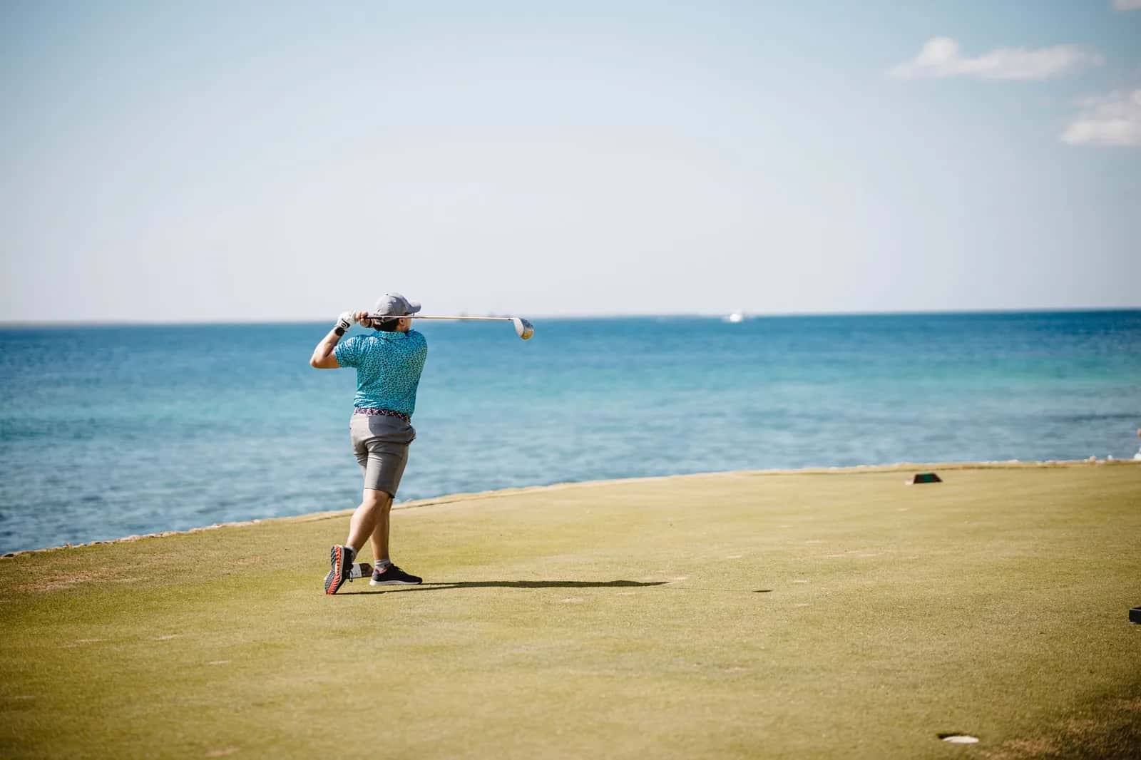 Golfeur au départ sur un parcours en bord de mer (photo d'illustration)