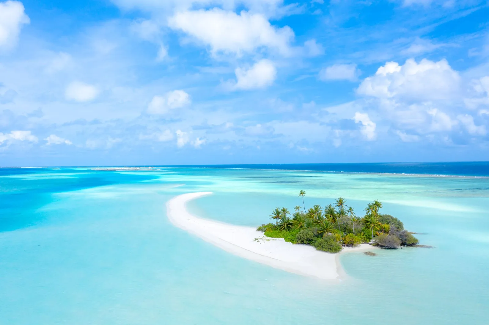 Banc de sable blanc et lagon turquoise autour d'un îlot inhabité