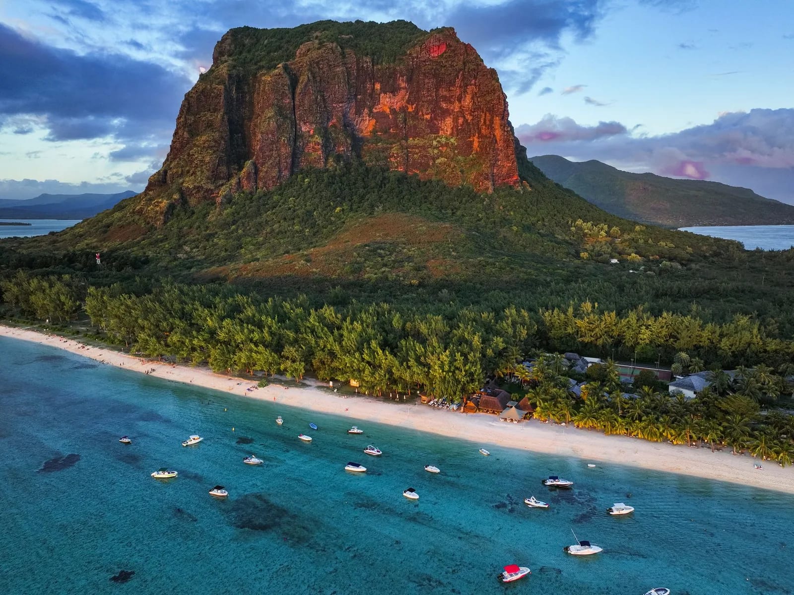 Vue aérienne du Morne Brabant et de son lagon à l'île Maurice en fin de journée