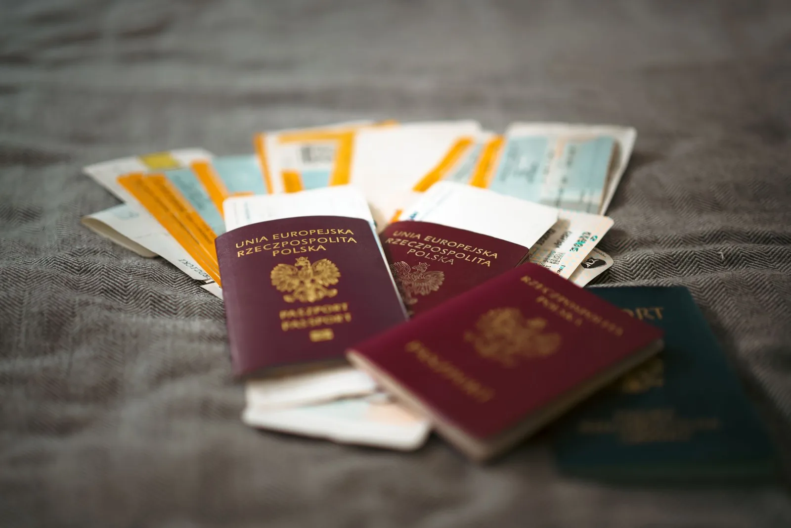 Passeports européens et cartes d'embarquement posés sur une table avant un départ pour l'île Maurice