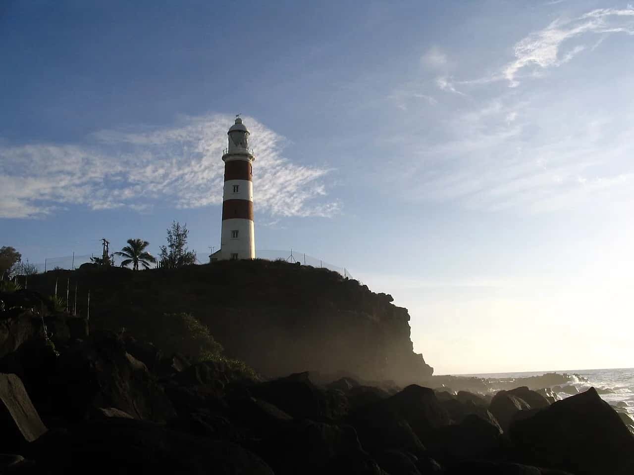 Le phare de Pointe aux Caves à Albion, tour rayée rouge et blanche sur une falaise de basalte