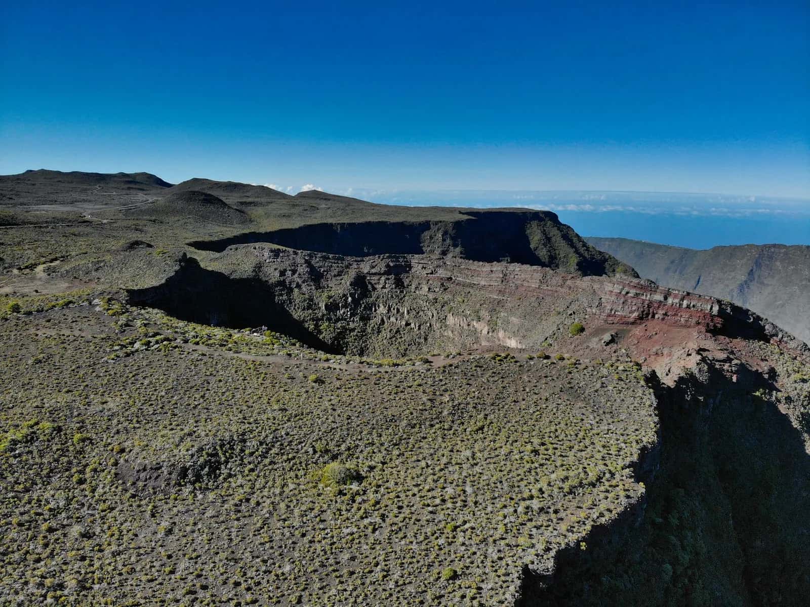 Cratère volcanique du Piton de la Fournaise à La Réunion, vu du ciel