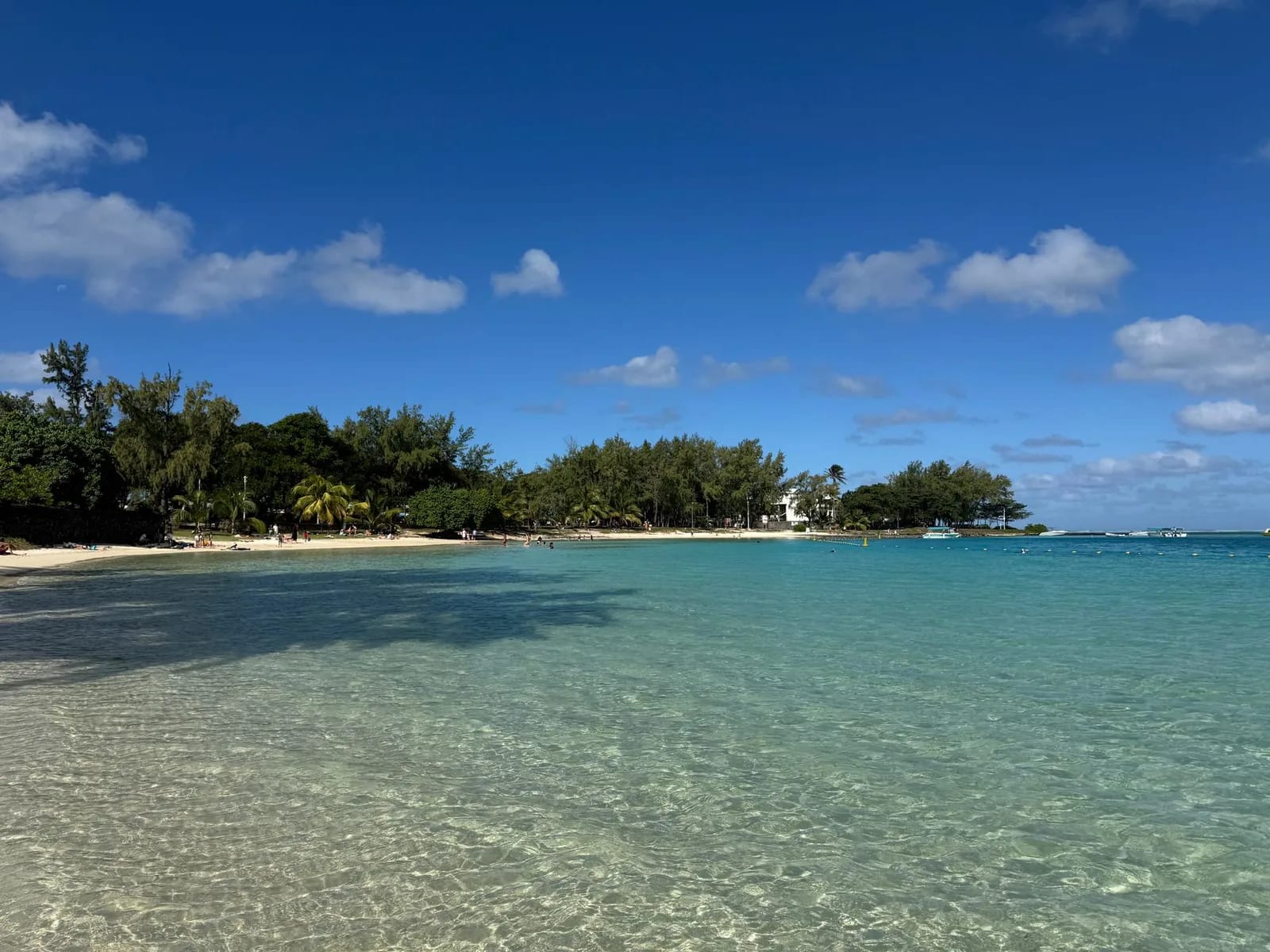 Plage publique de Blue Bay à l'île Maurice, lieu des rassemblements familiaux du dimanche