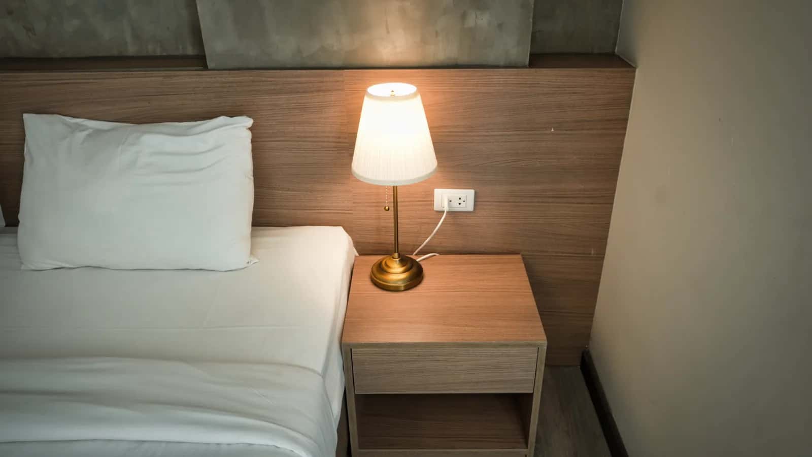 Prise de courant au chevet d'un lit dans une chambre d'hôtel à l'île Maurice