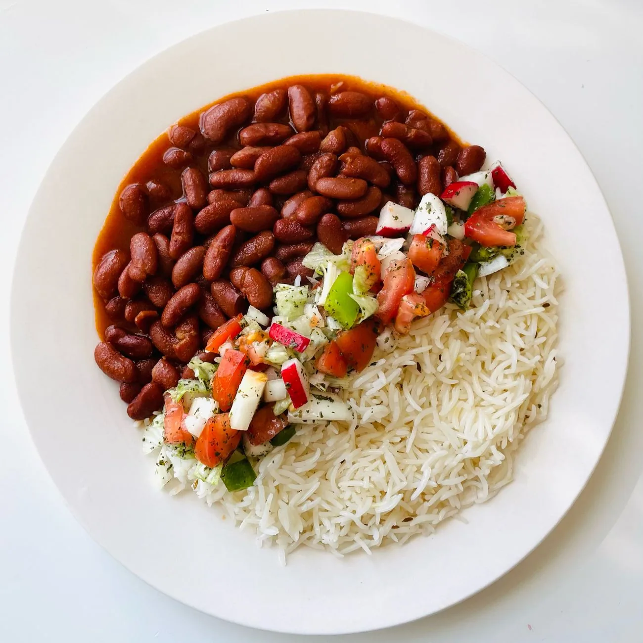 Assiette créole : riz blanc, haricots rouges et rougail tomate cru servis à part