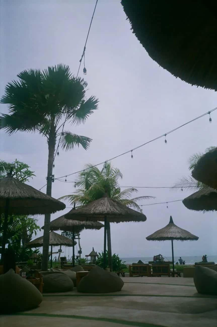 Plage tropicale sous un ciel gris et couvert pendant la saison des pluies à l'île Maurice
