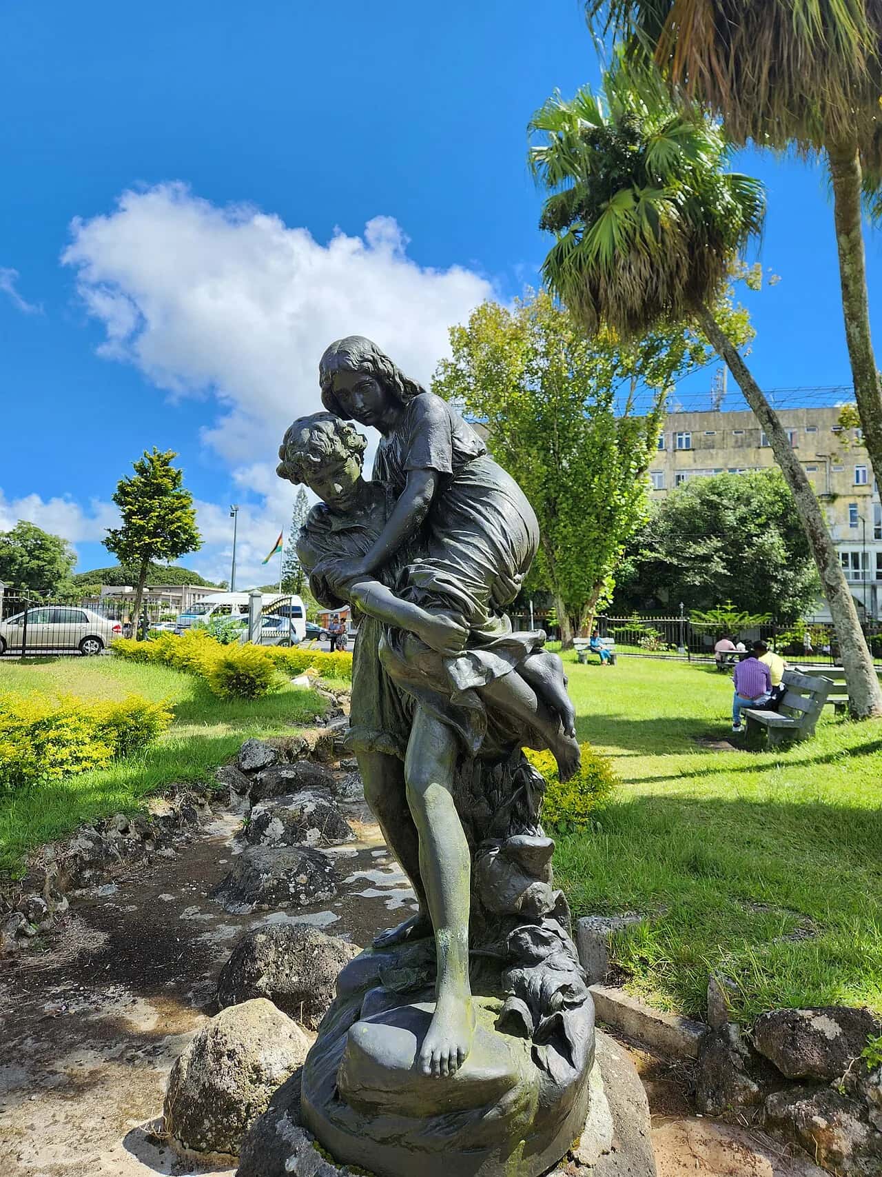 Statue en bronze de Paul portant Virginie, dans les jardins de l'hôtel de ville de Curepipe, île Maurice