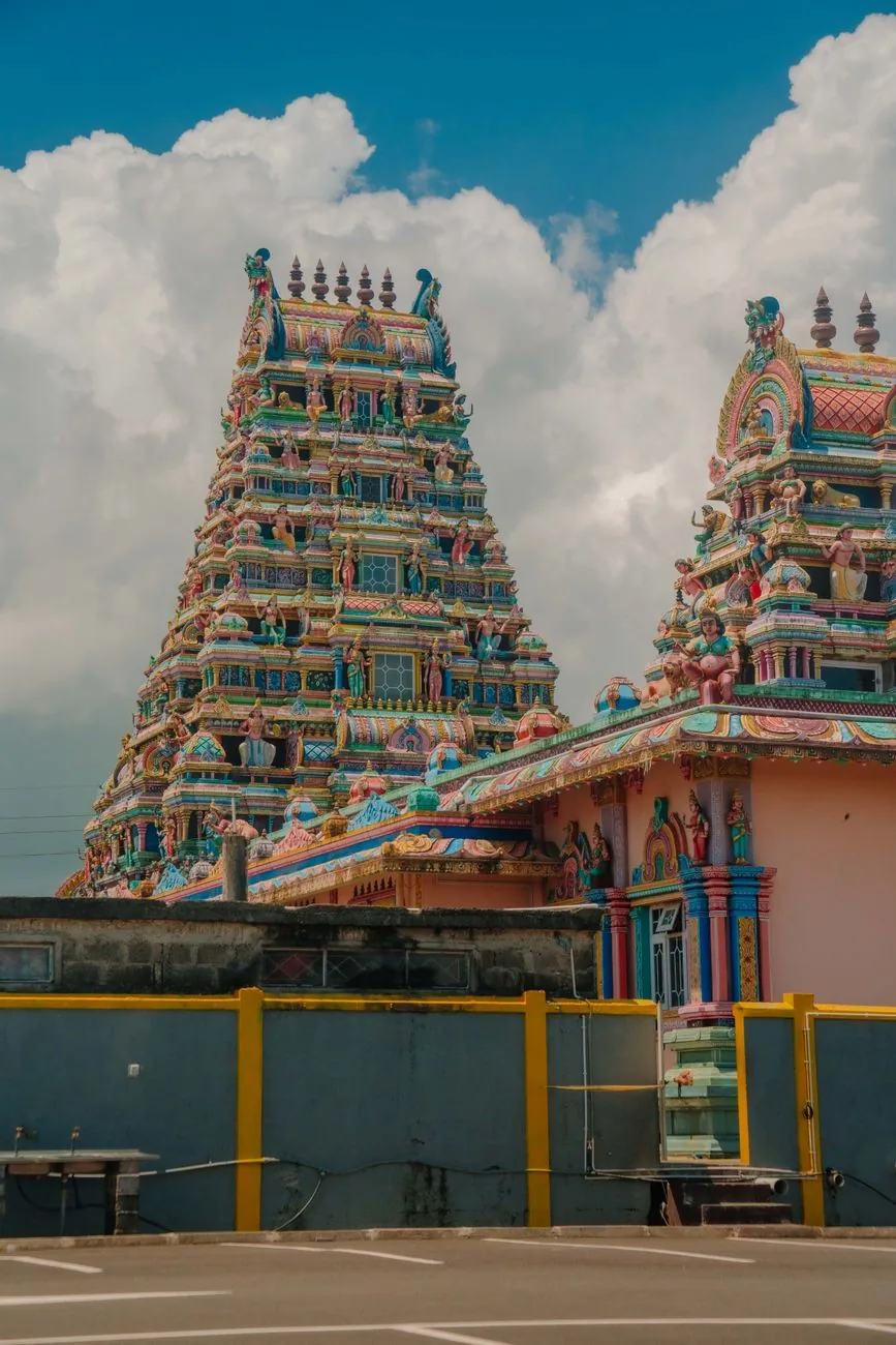 Gopurams pastel d'un kovil tamoul sous un ciel tropical, île Maurice