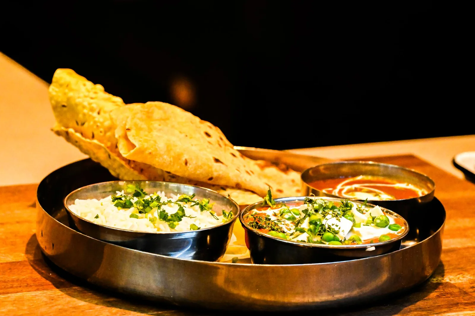 Plateau de riz, caris et papadum, cuisine mauricienne métissée