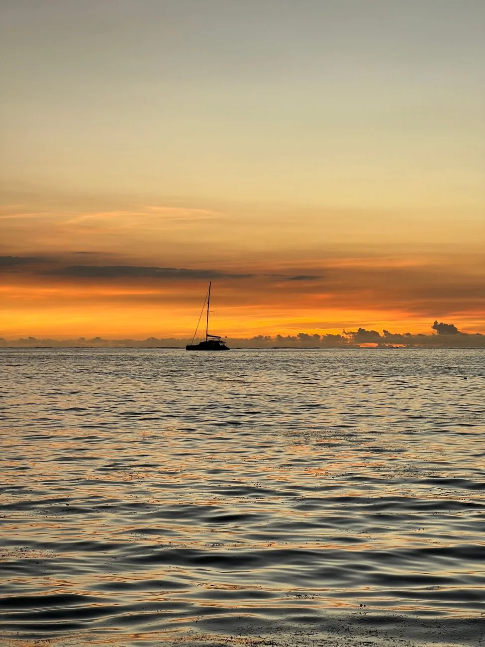 Voilier au coucher du soleil dans la baie de Grand Baie, au nord de l'île Maurice